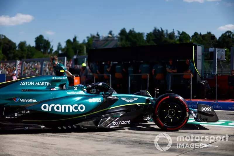 Fernando Alonso, Aston Martin AMR24, verlaat de garage