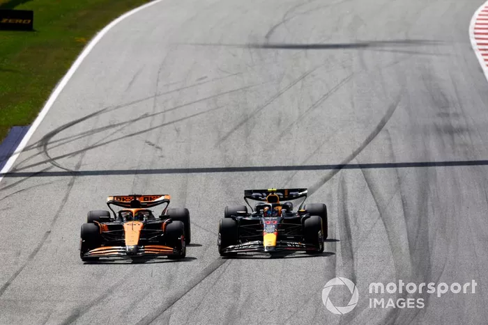 Oscar Piastri, McLaren MCL38, lucha con Sergio Pérez, Red Bull Racing RB20