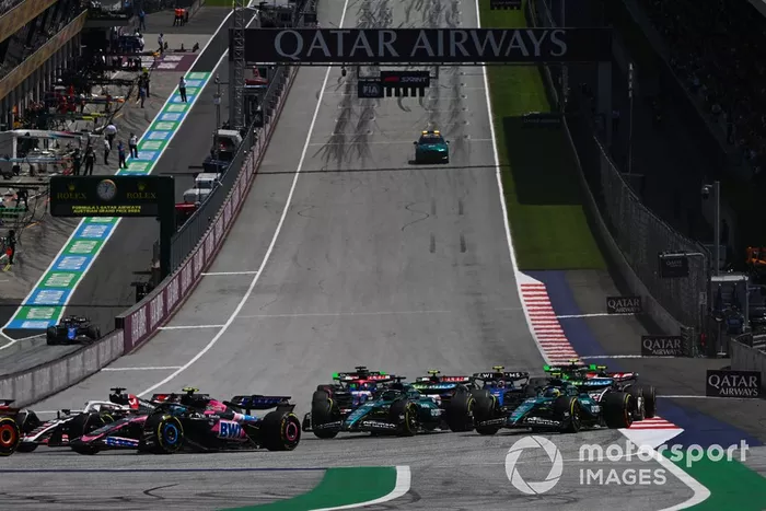 Kevin Magnussen, Haas VF-24, Pierre Gasly, Alpine A524, Lance Stroll, Aston Martin AMR24, o resto do pelotão no início da Sprint
