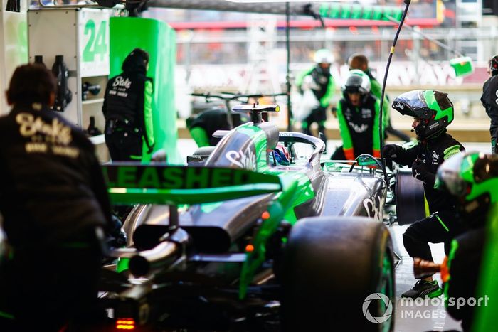 Zhou Guanyu, Stake F1 Team Kick Sauber C44, en el garaje