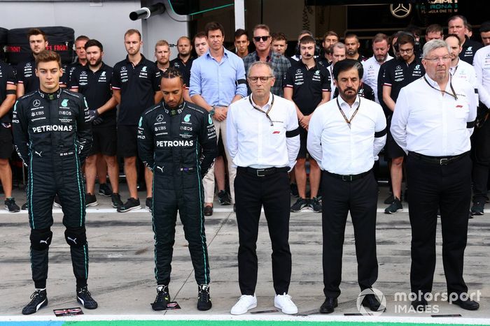George Russell, Mercedes AMG, Lewis Hamilton, Mercedes AMG, Stefano Domenicali, director general de la Fórmula 1, Mohammed bin Sulayem, presidente de la FIA, Ross Brawn, director general de deportes de motor de la FOM, junto con el equipo Mercedes en el homenaje a la Reina Isabel II