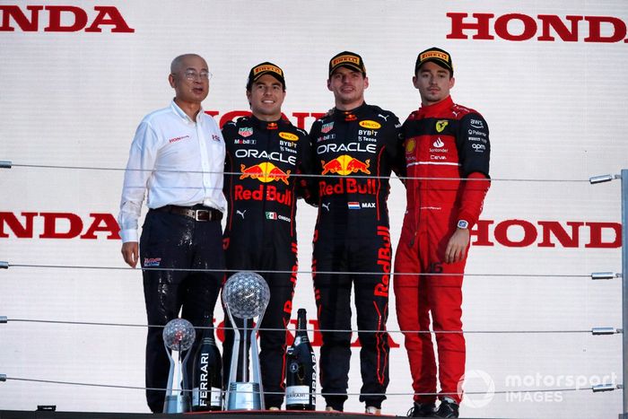 Podio: segundo lugar Sergio Pérez, Red Bull Racing, ganador y campeón del mundo Max Verstappen, Red Bull Racing, tercer lugar, Charles Leclerc, Ferrari