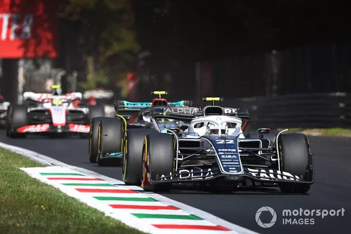 Yuki Tsunoda, AlphaTauri AT03, Lewis Hamilton, Mercedes W13, Mick Schumacher, Haas VF-22