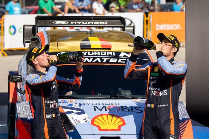 Podio: Thierry Neuville, Martijn Wydaeghe, Hyundai World Rally Team Hyundai i20 N Rally1