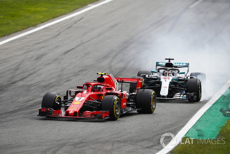 Kimi Raikkonen, Ferrari SF71H, lidera Lewis Hamilton, Mercedes AMG F1 W09, ambos bloquean