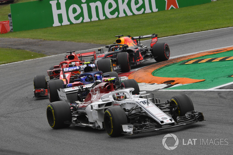 Charles Leclerc, Sauber C37, Pierre Gasly, Scuderia Toro Rosso STR13, Sebastian Vettel, Ferrari SF71H and Daniel Ricciardo, Red Bull Racing RB14 battle