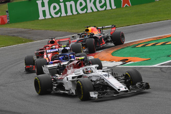Charles Leclerc, Sauber C37, Pierre Gasly, Scuderia Toro Rosso STR13, Sebastian Vettel, Ferrari SF71H et Daniel Ricciardo, Red Bull Racing RB14 en lutte