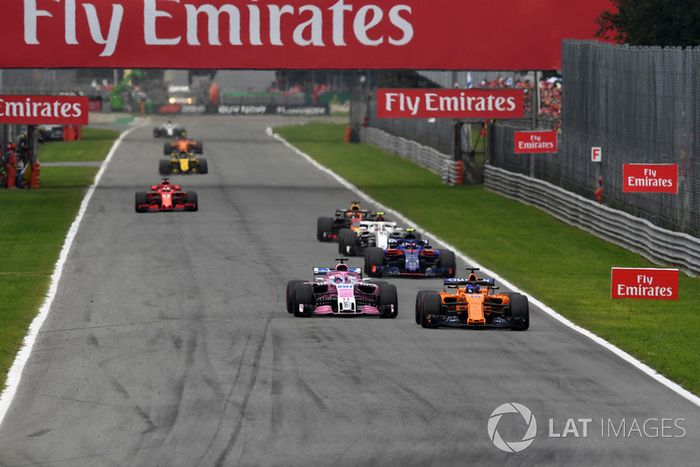 Fernando Alonso, McLaren MCL33 y Sergio Perez, Racing Point Force India VJM11