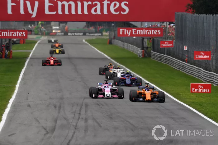 Fernando Alonso, McLaren MCL33 y Sergio Perez, Racing Point Force India VJM11