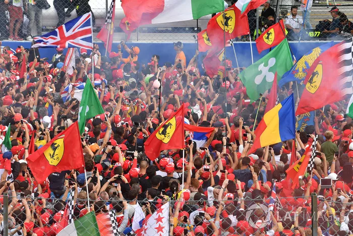Los fans invaden la pista de Monza