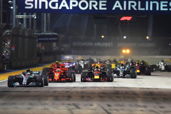 Lewis Hamilton, Mercedes-AMG F1 W09, al comando alla partenza della gara