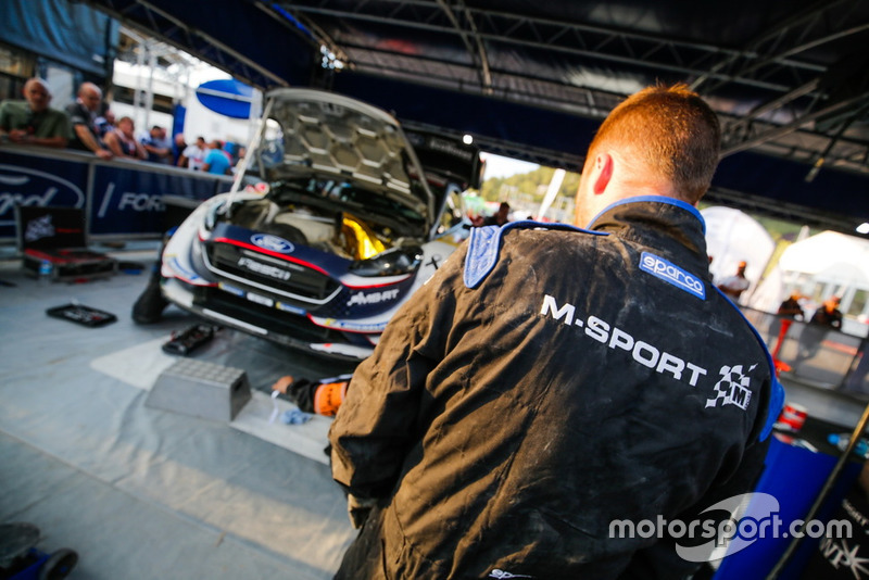 M-Sport takım elemanı