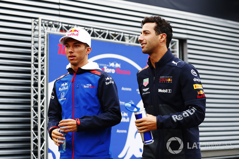 Daniel Ricciardo, Red Bull Racing RB14, and Pierre Gasly, Toro Rosso STR13