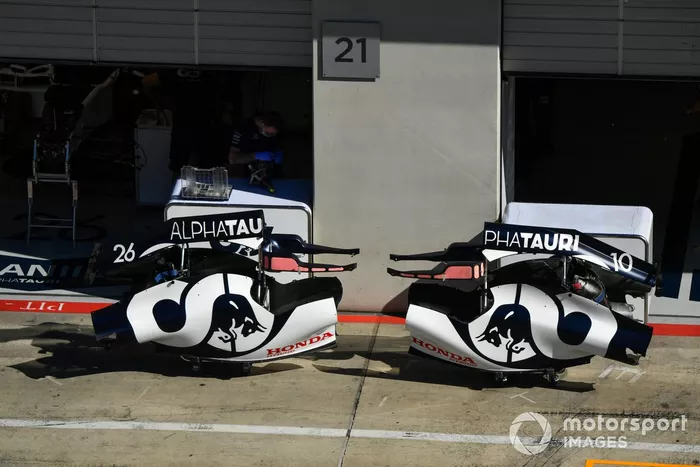 La carrocería del AlphaTauri Honda en el pit lane