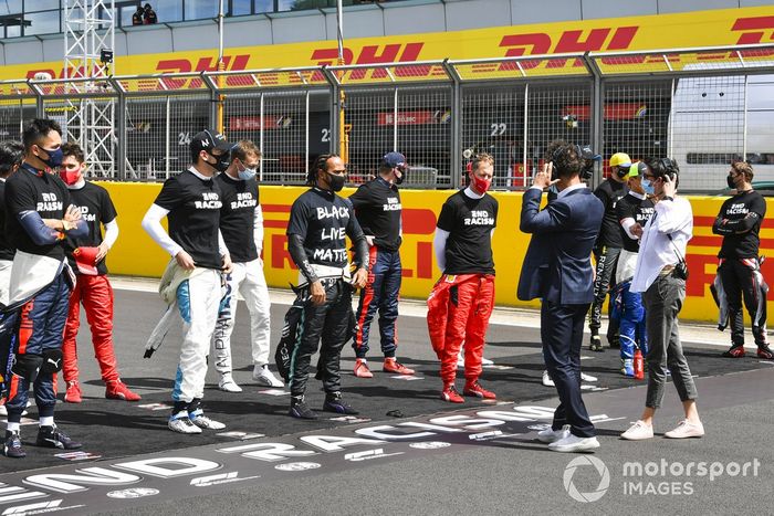 Lewis Hamilton, Mercedes-AMG F1 y los otros pilotos se arrodillan para mostrar su apoyo a la campaña para el fin del racismo