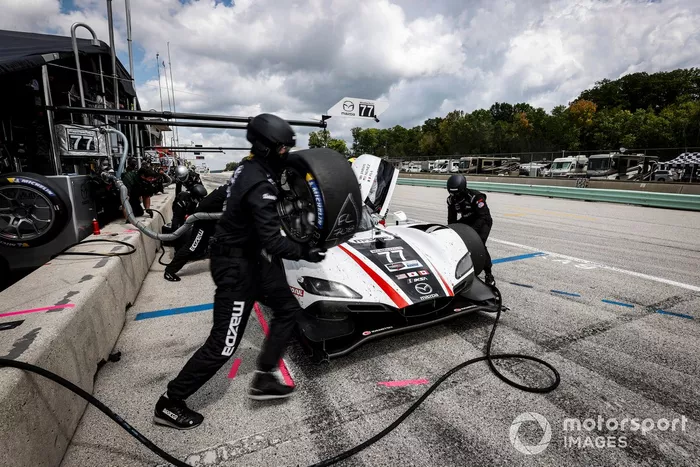 #77 Mazda Team Joest Mazda DPi, DPi: Oliver Jarvis, Tristan Nunez, pit stop