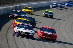 Denny Hamlin, Joe Gibbs Racing, Toyota Camry FedEx Ground, Kevin Harvick, Stewart-Haas Racing, Ford Mustang Busch Light Apple 