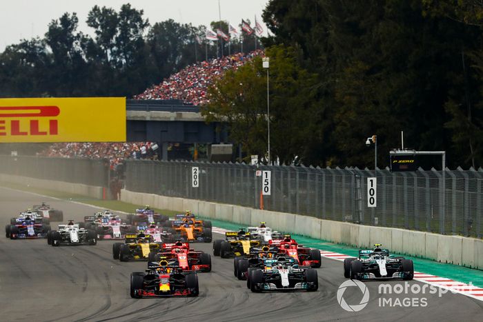 Lewis Hamilton, Mercedes AMG F1 W09 EQ Power+, Daniel Ricciardo, Red Bull Racing RB14, Max Verstappen, Red Bull Racing RB14, y Valtteri Bottas, Mercedes AMG F1 W09 EQ Power+, delante de Sebastian Vettel, Ferrari SF71H, Kimi Raikkonen, Ferrari SF71H, Nico Hulkenberg, Renault Sport F1 Team R.S. 18, Carlos Sainz Jr., Renault Sport F1 Team R.S. 18