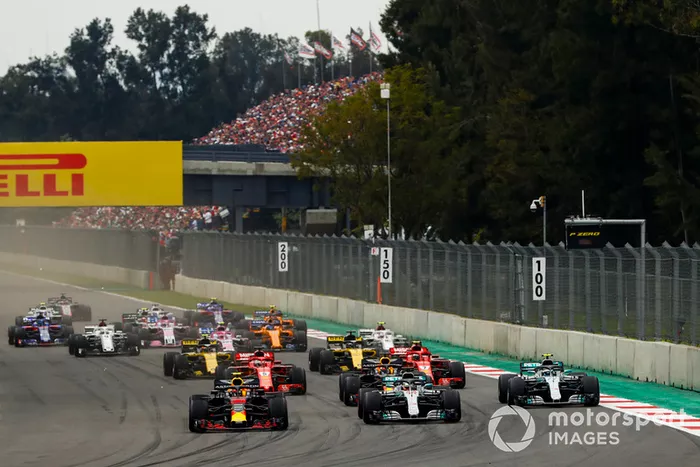 Lewis Hamilton, Mercedes AMG F1 W09 EQ Power+, Daniel Ricciardo, Red Bull Racing RB14, Max Verstappen, Red Bull Racing RB14, y Valtteri Bottas, Mercedes AMG F1 W09 EQ Power+, delante de Sebastian Vettel, Ferrari SF71H, Kimi Raikkonen, Ferrari SF71H, Nico Hulkenberg, Renault Sport F1 Team R.S. 18, Carlos Sainz Jr., Renault Sport F1 Team R.S. 18