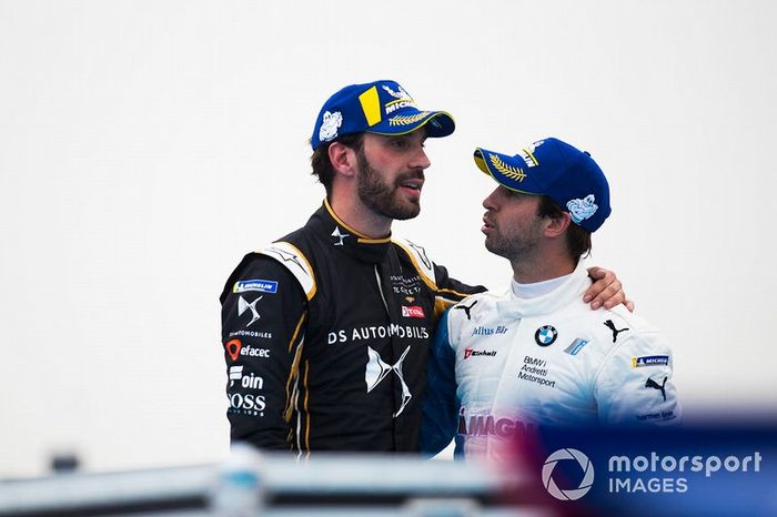 Segunda posición Jean-Eric Vergne, DS TECHEETAH, ganador Antonio Felix da Costa, BMW I Andretti Motorsports se felicitan mutuamente en el parc ferme