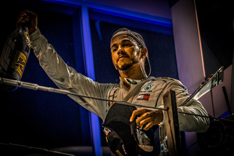 Lewis Hamilton, Mercedes AMG F1, 1° classificato, con il suo trofeo