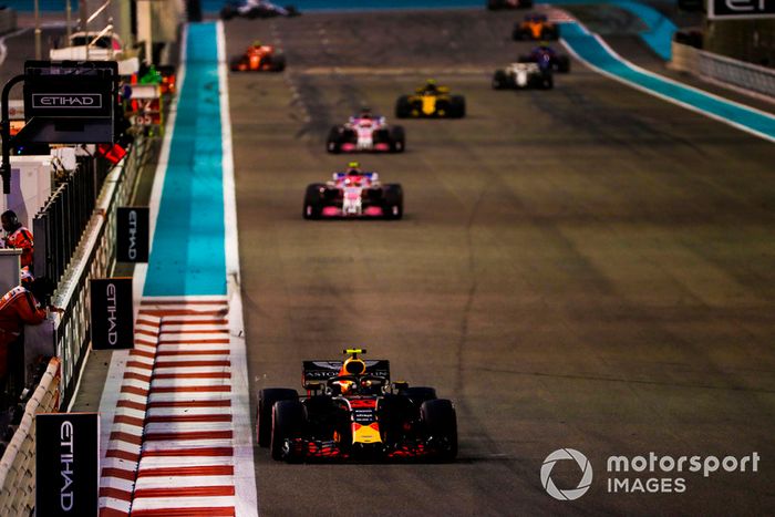 Max Verstappen, Red Bull Racing RB14, Esteban Ocon, Racing Point Force India VJM11