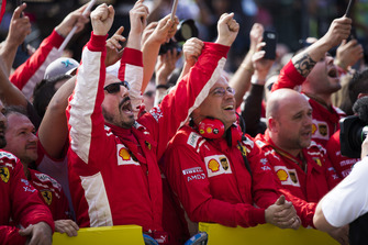 Il team Ferrari festeggia mentre Kimi Raikkonen, Ferrari, 1° classificato, sale sul podio
