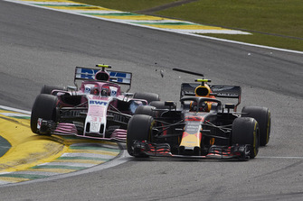 Max Verstappen, Red Bull Racing RB14 y Esteban Ocon, Racing Point Force India VJM11, hacen contacto
