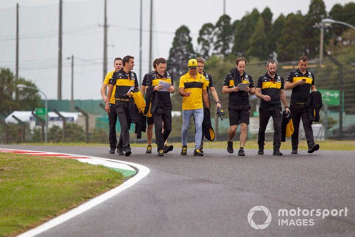 Carlos Sainz Jr., Renault Sport F1 Team camina por el circuito