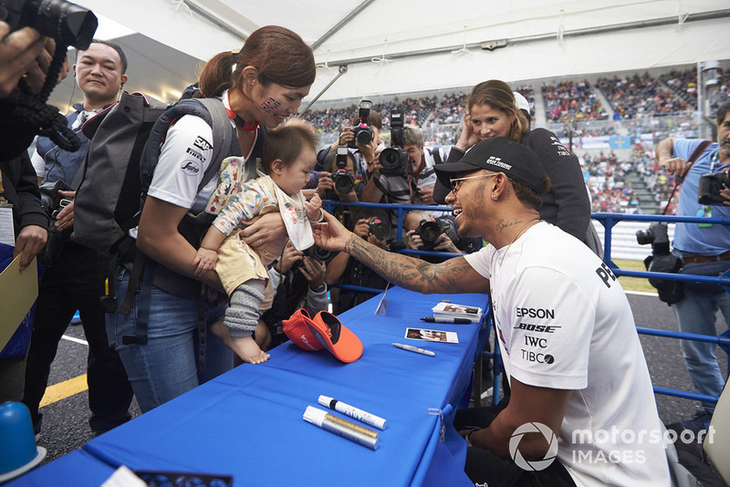 Lewis Hamilton, Mercedes AMG F1, incontra un giovanissimo tifoso