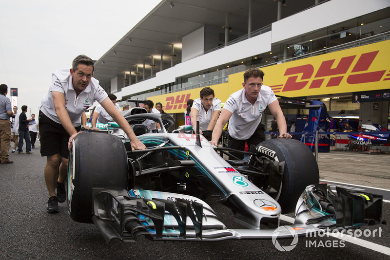 El Mercedes-AMG F1 W09 en el pit lane