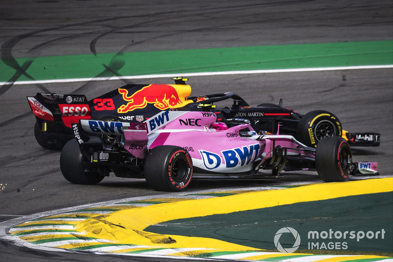 Le leader Max Verstappen, Red Bull Racing RB14 s'accroche avec Esteban Ocon, Racing Point Force India VJM11