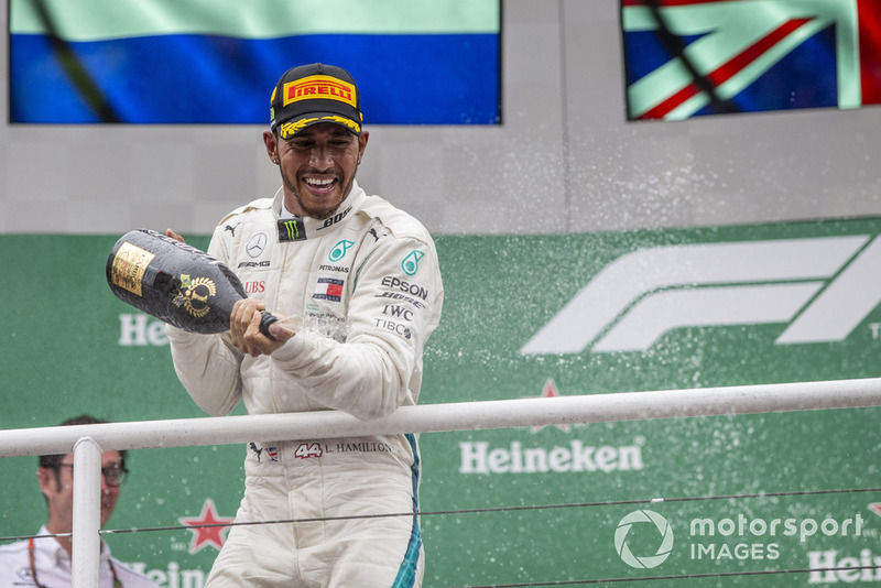 Podio: ganador de la carrera Lewis Hamilton, Mercedes AMG F1 celebra