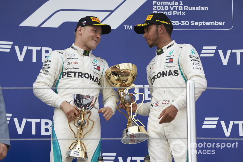 Podio: ganador de la carrera Lewis Hamilton, Mercedes AMG F1 y el segundo lugar Valtteri Bottas, Mercedes AMG F1