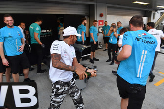 Race winner Lewis Hamilton, Mercedes AMG F1 celebrates with the champagne and the team