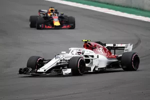 Charles Leclerc, Sauber C37 et Daniel Ricciardo, Red Bull Racing RB14 