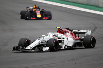 Charles Leclerc, Sauber C37 et Daniel Ricciardo, Red Bull Racing RB14