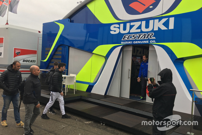Хоан Мір біля боксів Suzuki у паддоку траси Валенсія