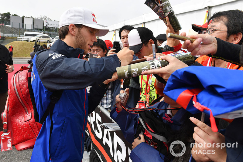 Pierre Gasly, Scuderia Toro Rosso signs autographs for the fans
