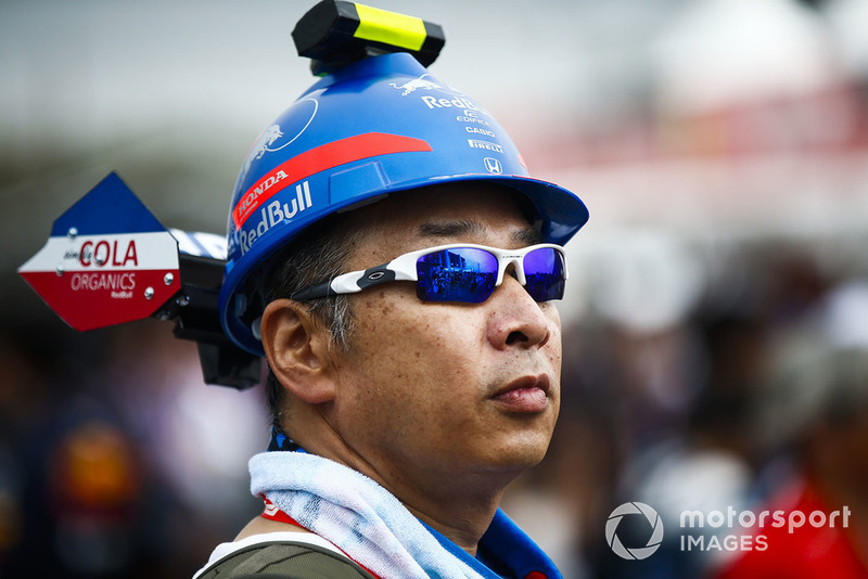 A fan with a custom made Toro Rosso Honda hat