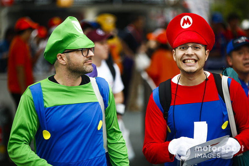 Taraftarlar Mario ve Luigi