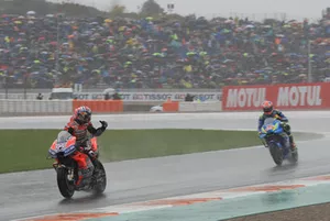 Le vainqueur Andrea Dovizioso, Ducati Team, le deuxième, Alex Rins, Team Suzuki MotoGP