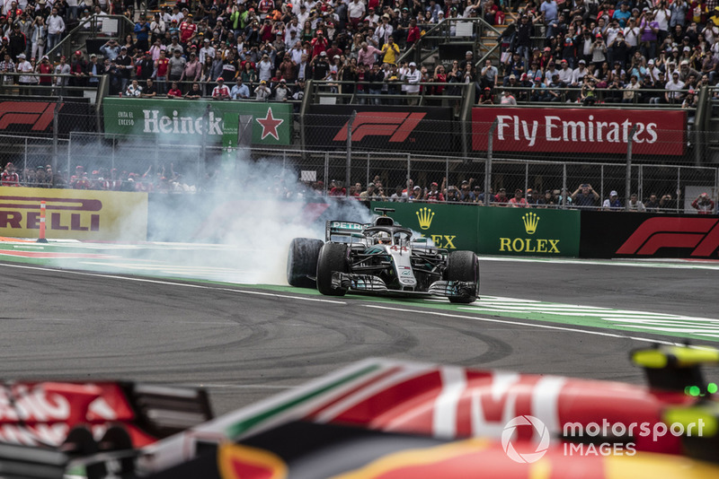 Lewis Hamilton, Mercedes-AMG F1 W09 EQ Power + celebra con donuts