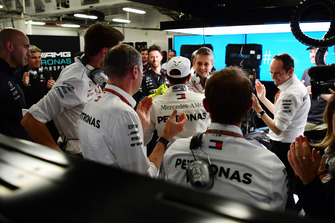 Lewis Hamilton, Mercedes AMG F1 fête son titre dans le garage de l'équipe