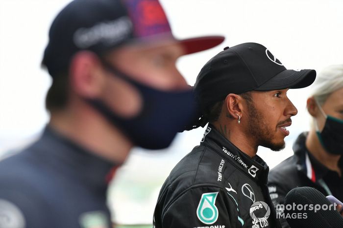 Ganador de la pole  para la carrera sprint Lewis Hamilton, de Mercedes, es entrevistado tras la clasificación