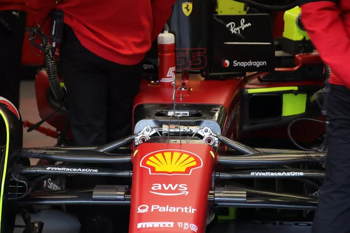 Detalle de la suspensión delantera del Ferrari F1-75