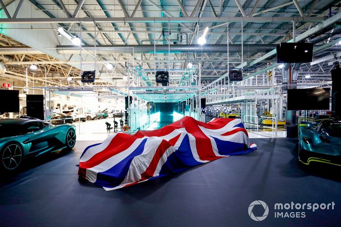 El Aston Martin AMR22 bajo una cubierta con la bandera de la Gran Bretaña