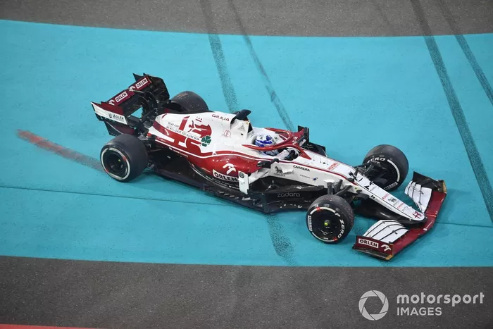 Kimi Raikkonen, Alfa Romeo Racing C41, hace un trompo y choca con una barrera