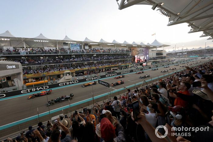 Arrancada Max Verstappen, Red Bull Racing RB16B, Lewis Hamilton, Mercedes W12, Lando Norris, McLaren MCL35M, Sergio Pérez, Red Bull Racing RB16B, el resto