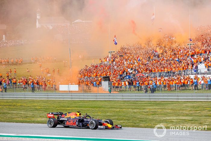 Ganador Max Verstappen, Red Bull Racing RB16B, pasa por delante de sus fans de camino al Parc Ferme